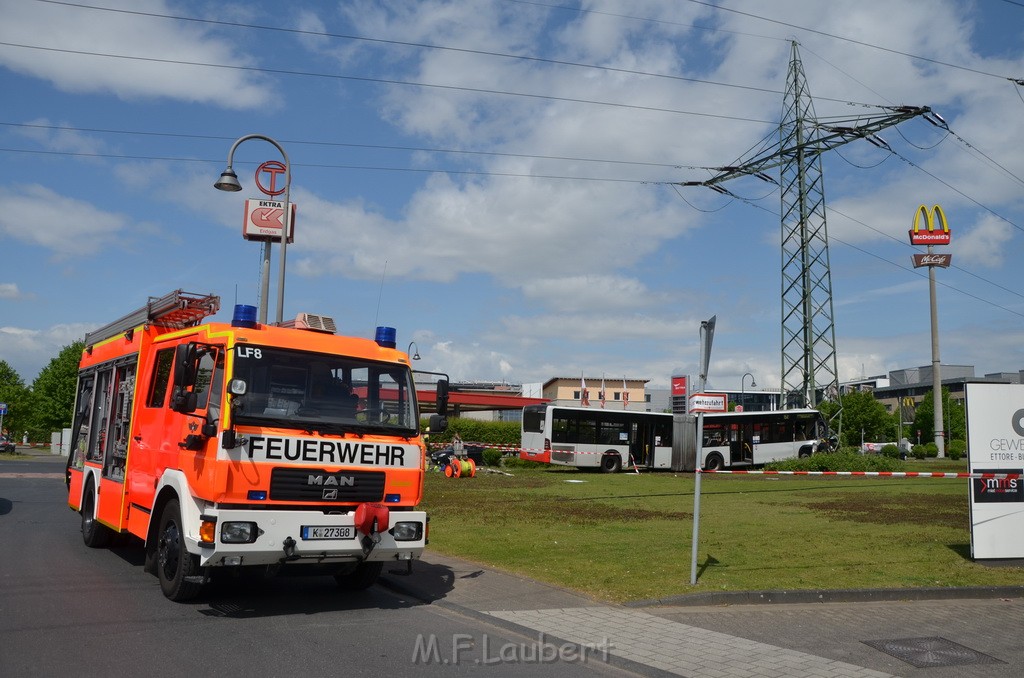 Schwerer Bus Unfall Koeln Porz Gremberghoven Neuenhofstr P275.JPG - Miklos Laubert
